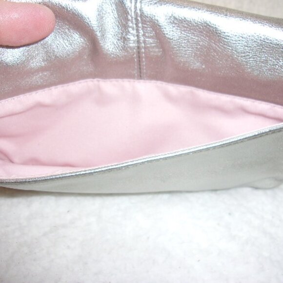 E-148 COACH PLEATED METALLIC SILVER LARGE WRISTLET - Picture 9 of 10